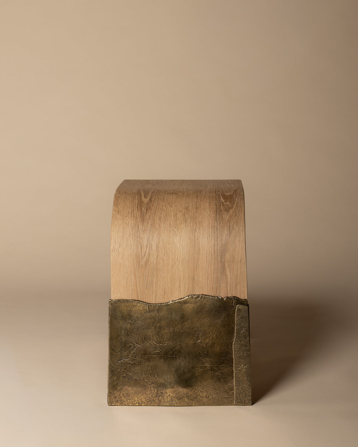 Brume bench viewed from the end with the brass leg.