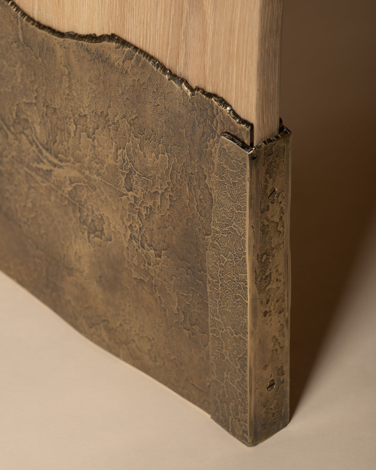 Detail of the corner and side of Brume's brass leg.