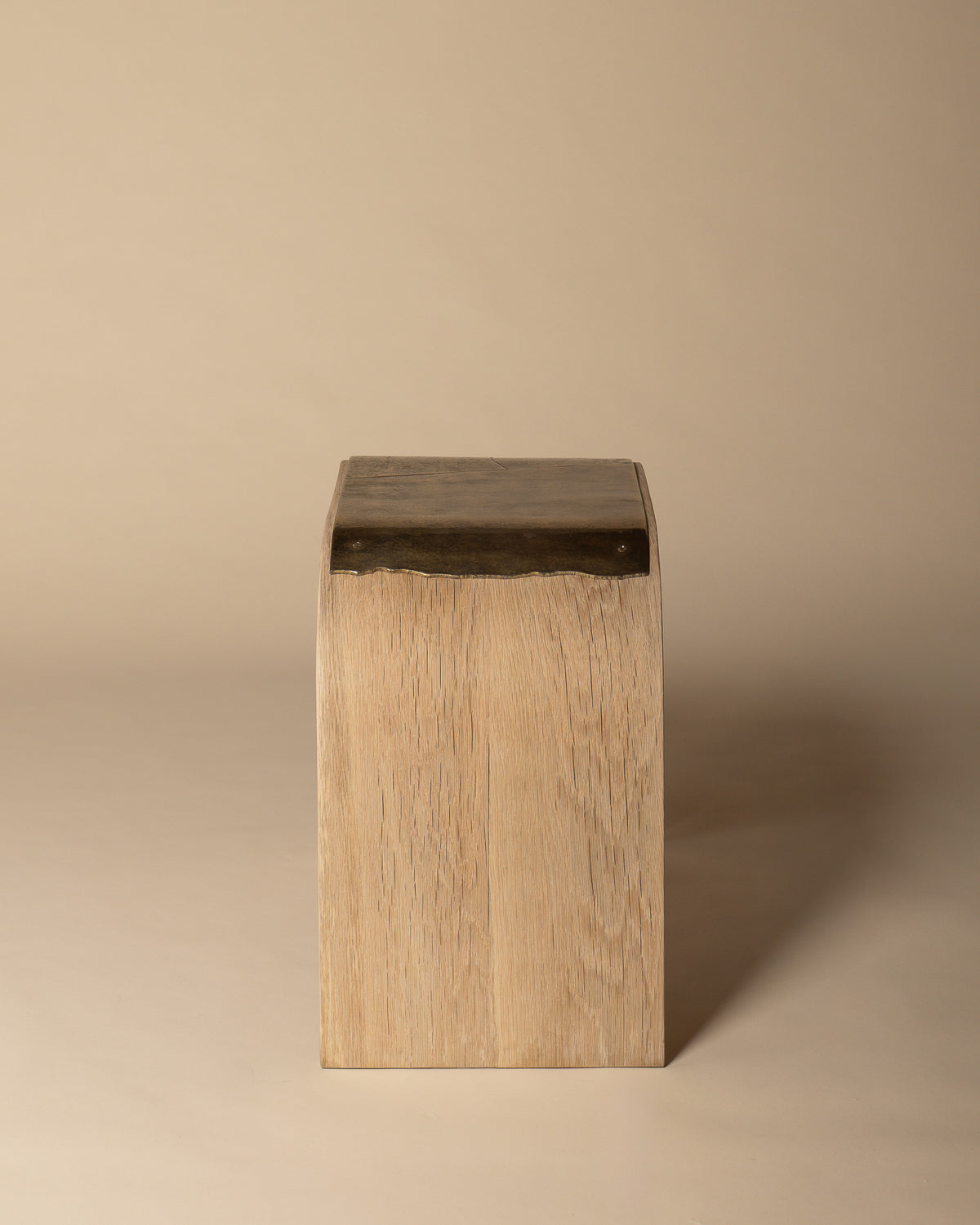 Veil bench viewed from the end, with brass across the top.
